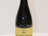 une bouteille de vin posée sur une table
