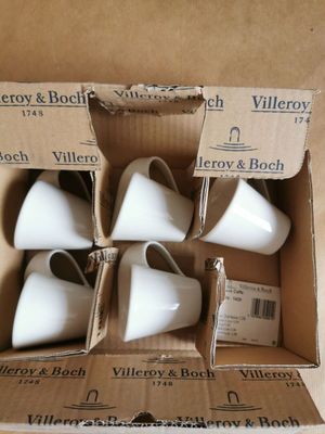 une boîte en carton contenant plusieurs vases blancs