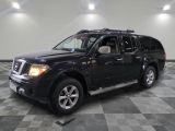 une photo d'un SUV Nissan noir garé dans un garage