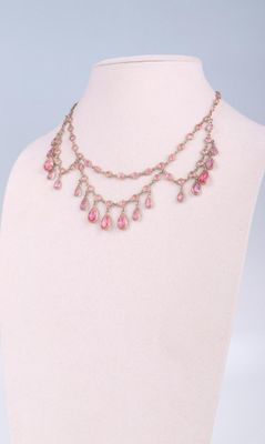 un gros plan sur un mannequin portant un collier rose