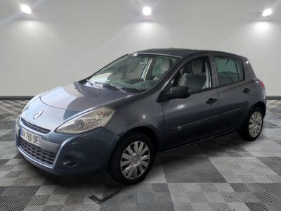 la petite voiture bleue est garée sur un carrelage à carreaux