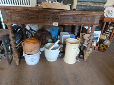 une table sur laquelle se trouvent plusieurs objets