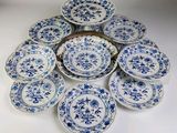 de nombreuses assiettes bleues et blanches disposées ensemble sur une table