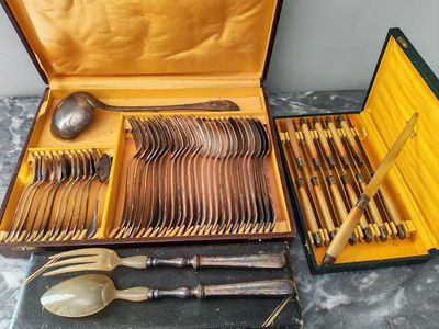 plusieurs types d'argenterie dans un coffret