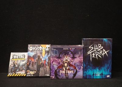 beaucoup de jeux vidéo posés sur une table noire