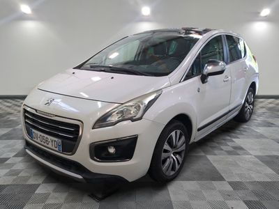 la petite voiture blanche est garée sur un sol en damier