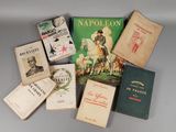 plusieurs livres sont posés sur une table les uns à côté des autres