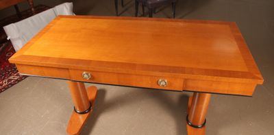 une petite table en bois avec deux tiroirs