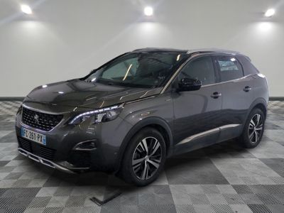 la voiture grise est garée dans le garage sur un sol en damier