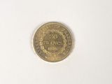 gros plan d'une pièce de monnaie sur une surface blanche avec un fond blanc