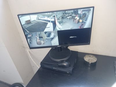 un écran d'ordinateur posé sur un bureau noir