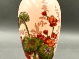 un vase blanc orné d'un motif floral