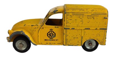 un petit camion jaune sur lequel est peint un camion de pompiers