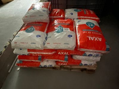 de nombreux sacs de nourriture posés sur une palette dans un entrepôt