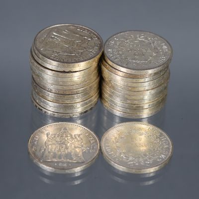 plusieurs piles de pièces empilées les unes sur les autres sur une table
