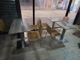 une table et des chaises dans une pièce avec une grande fenêtre