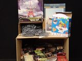beaucoup de jouets et de jeux sur une étagère