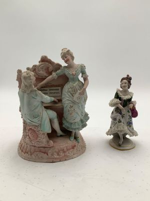 Lot de deux objets de vitrine en porcelaine.