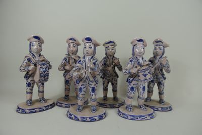« L’Orchestre » suite de six figurines en faïence à décor bl…