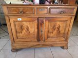 un meuble en bois avec deux portes et un tiroir sur le dessus