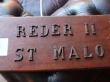 un panneau en bois sur lequel est inscrit « Reder II Saint-Malo »