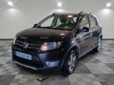 une photo d'une dacia noire garée sur un sol en damier