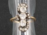 un gros plan d'une bague sertie de trois diamants