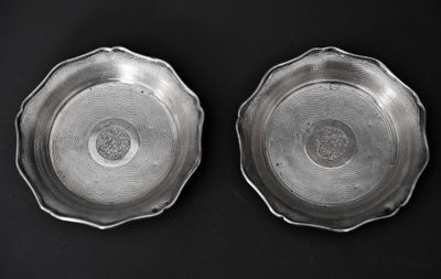 paire de plats plaqués argent sur fond noir