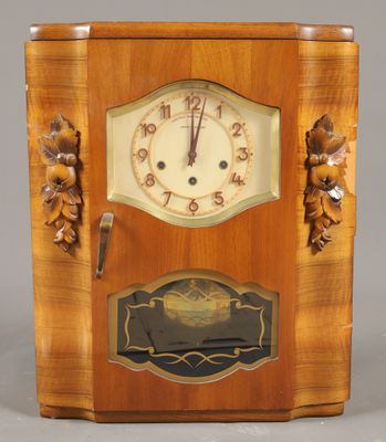une photo d'une horloge en bois posée sur une table