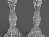 une paire de bougeoirs en verre transparent sur fond gris