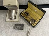 un service d'argenterie présenté dans un coffret, comprenant une cuillère et un repose-cuillère