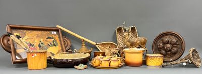 un grand nombre d'objets posés sur une table