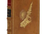un vieux livre orné d'un motif doré sur la couverture