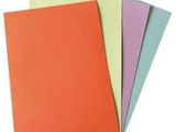 un tas de papiers de différentes couleurs sur un fond blanc
