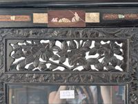Vitrine en bois laqué, sculpté et incrustations de nacre, ou… (photo 2)