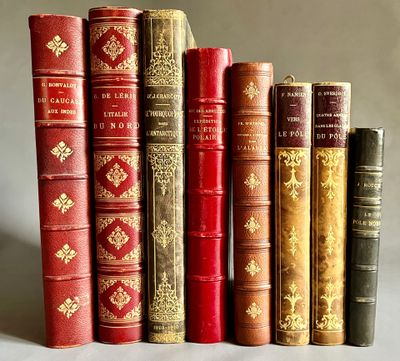 plusieurs vieux livres sont alignés sur une table