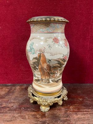 un vase posé sur une table en bois