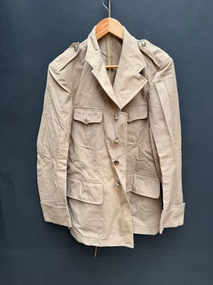 un gros plan d'une veste suspendue à un cintre accroché au mur