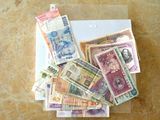 une liasse de billets posée sur une feuille de papier