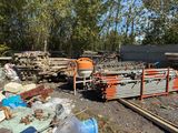 un tas de bois posé par terre à côté d'une clôture