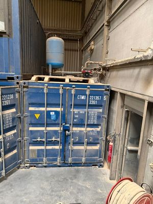 un bac bleu posé au milieu d'une pièce