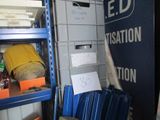 une pile de bagages posée sur une étagère dans une pièce