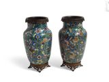 une paire de vases posés sur une surface blanche, sur fond blanc