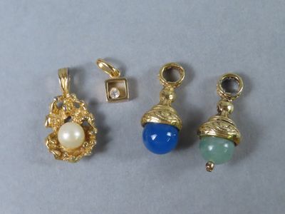 trois breloques plaquées or ornées de perles bleues, vertes et blanches