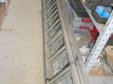 une longue étagère métallique sur laquelle sont posés de nombreux outils