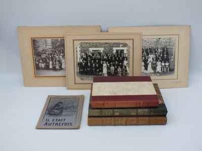plusieurs vieux livres sont empilés sur une table