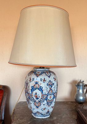 une lampe posée sur une table à côté d'une chaise
