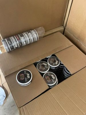 une boîte en carton contenant plusieurs bocaux
