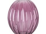 un vase violet posé sur une surface blanche