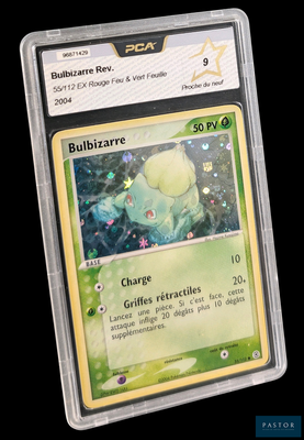 un gros plan d'une carte à collectionner Pokémon dans un étui en plastique